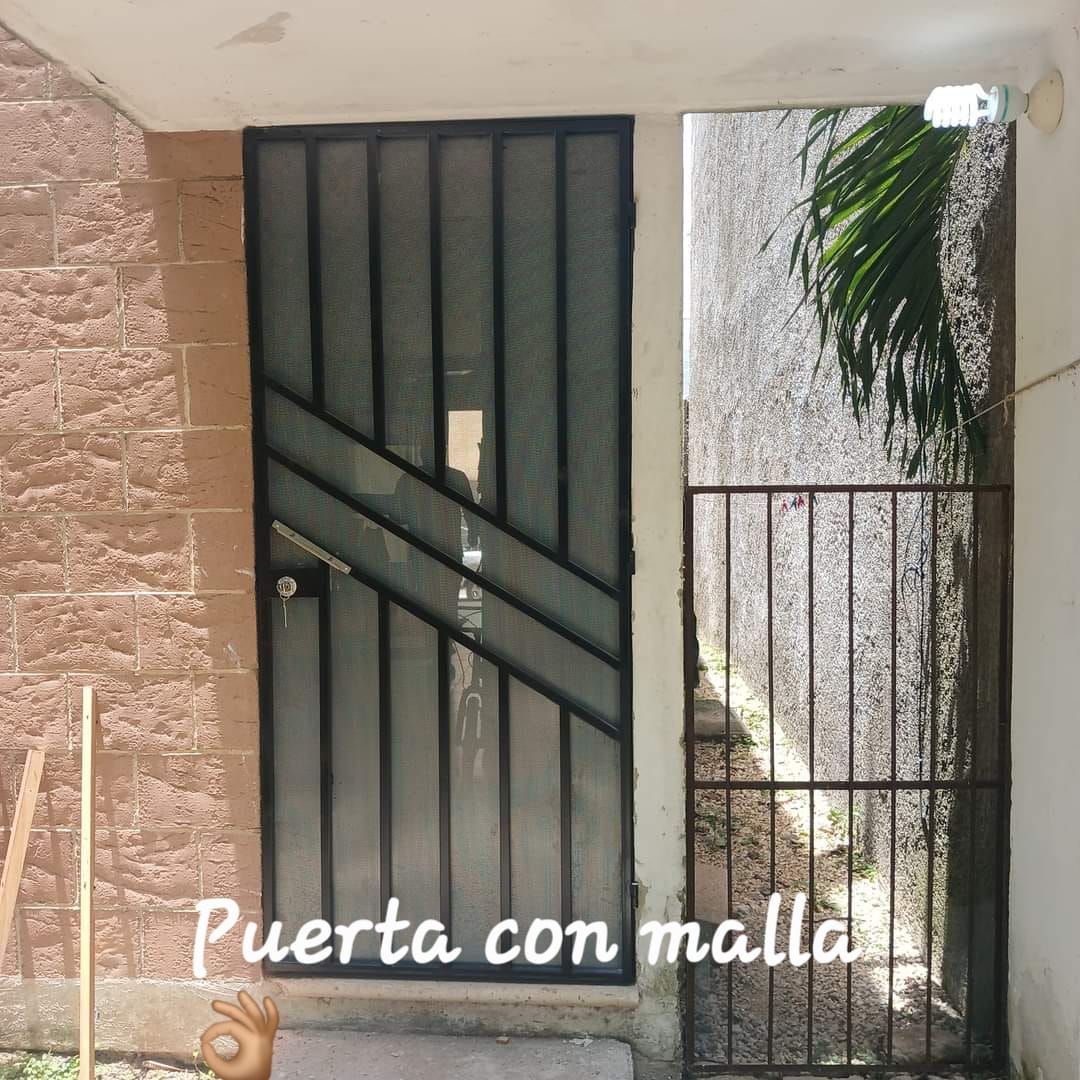 Puerta con malla