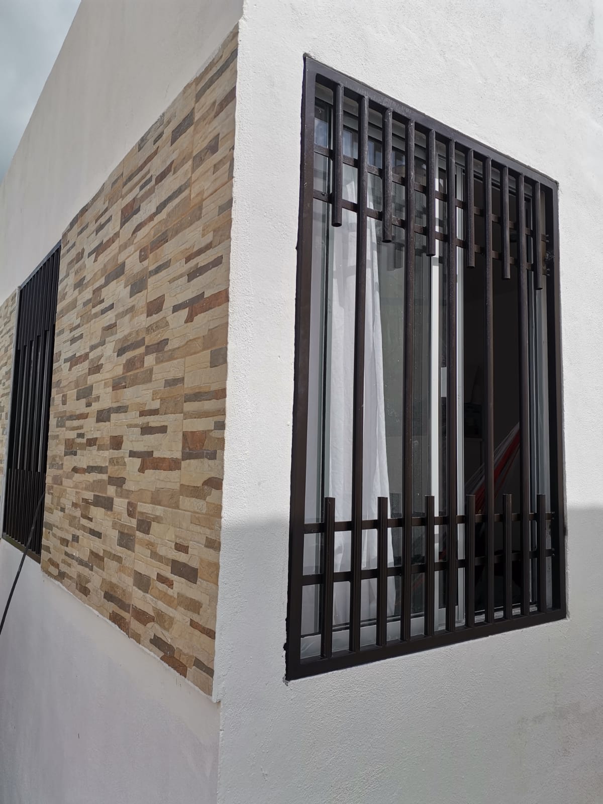 Protector de ventana negro