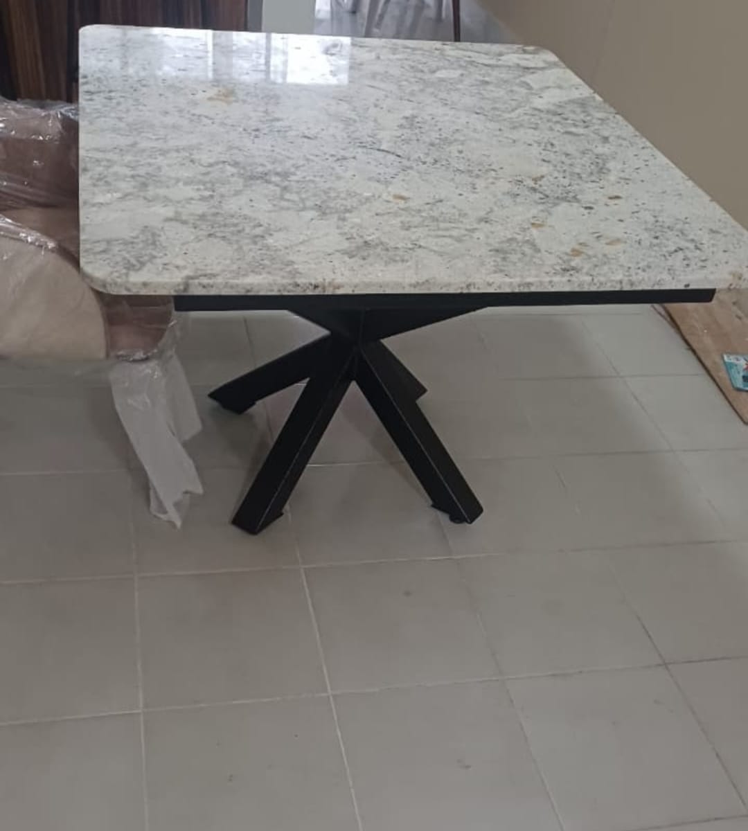 Mesa con base metálica